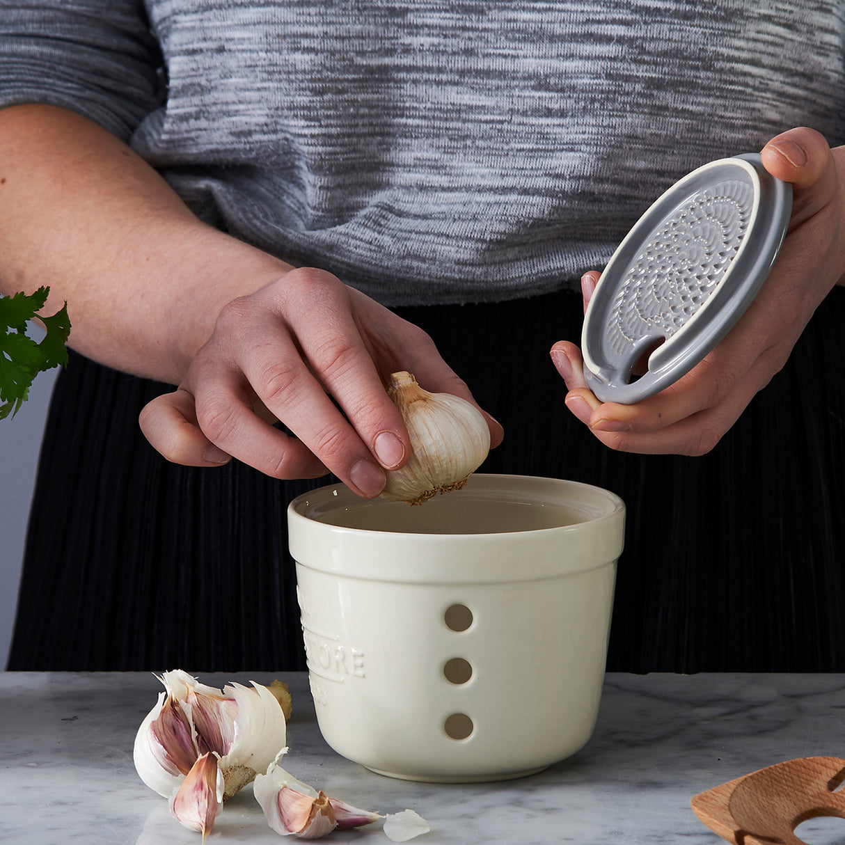 MASON CASH 2-in-1 Knoblauchbehälter aus Steingut in Weiß, stilvoller Aufbewahrungsbehälter für Knoblauch.