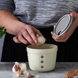 MASON CASH 2-in-1 Knoblauchbehälter aus Steingut in Weiß, stilvoller Aufbewahrungsbehälter für Knoblauch.