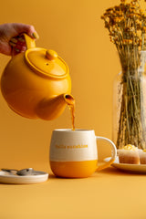 Gelbe Teekanne von PRICE & KENSINGTON aus Keramik, mit eleganter Form und Deckel, auf weißem Hintergrund.