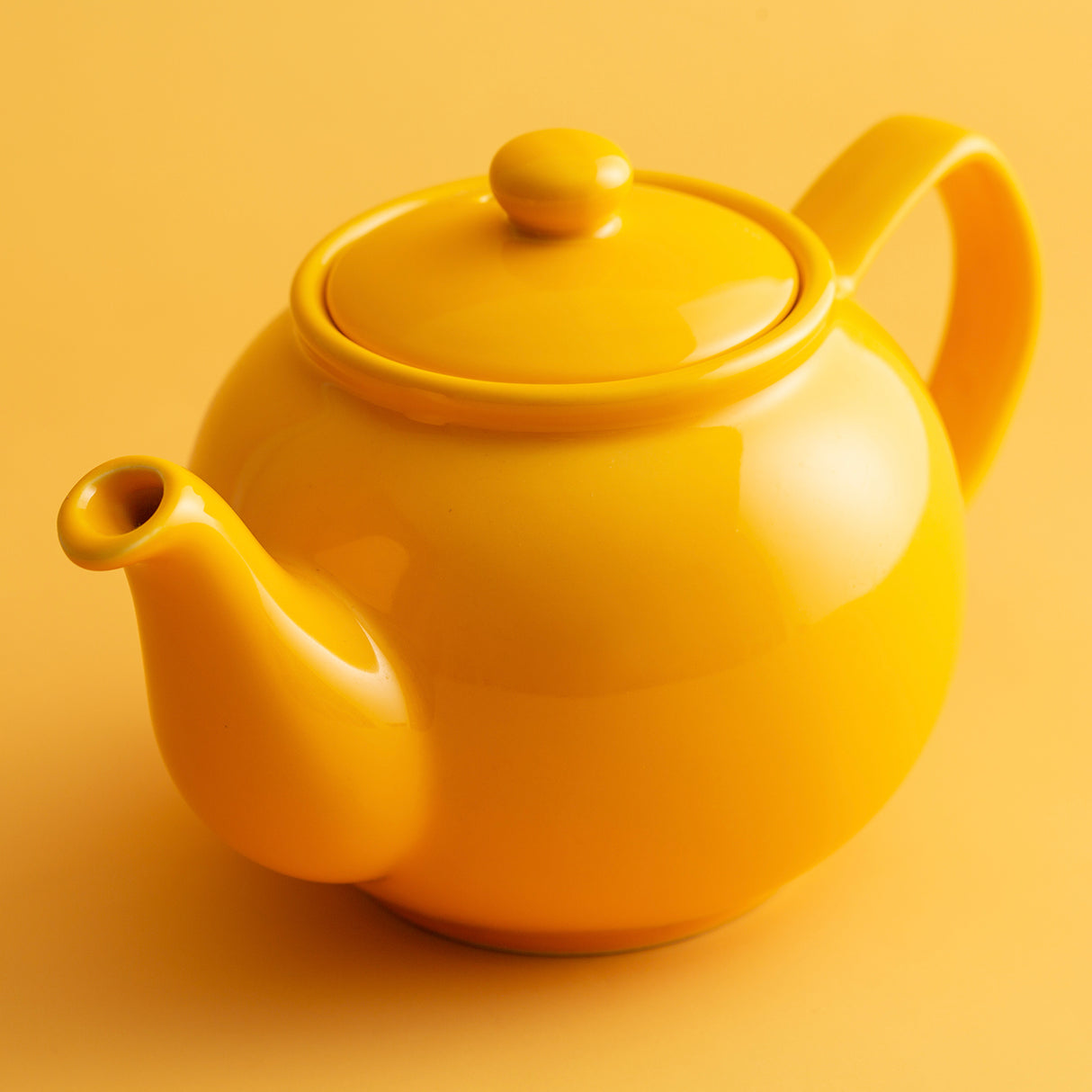 Gelbe Price & Kensington Teekanne aus Keramik mit klassischem Design, perfekt für Teeliebhaber, zeigt die Teekanne im Nahaufnahme.