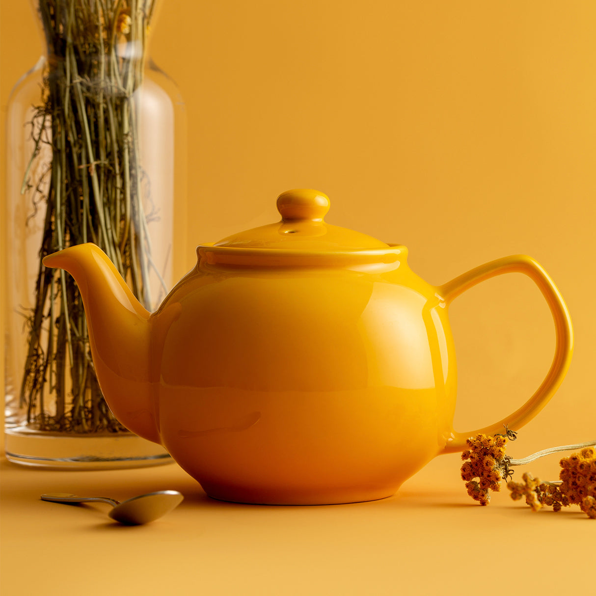 Gelbe Teekanne von PRICE & KENSINGTON aus Keramik, mit stabilem Griff und Deckel, ideal für Teeliebhaber.