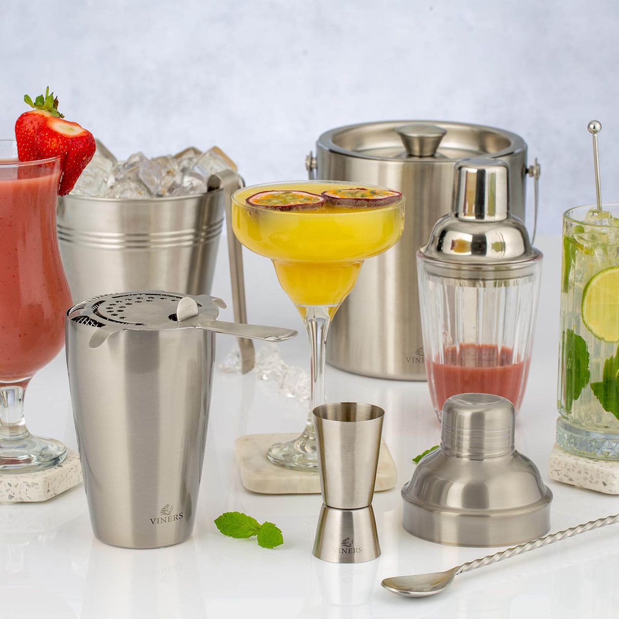 Silberner Edelstahl-Cocktail-Shaker von VINERS, elegantes Barzubehör für die Zubereitung von Cocktails.