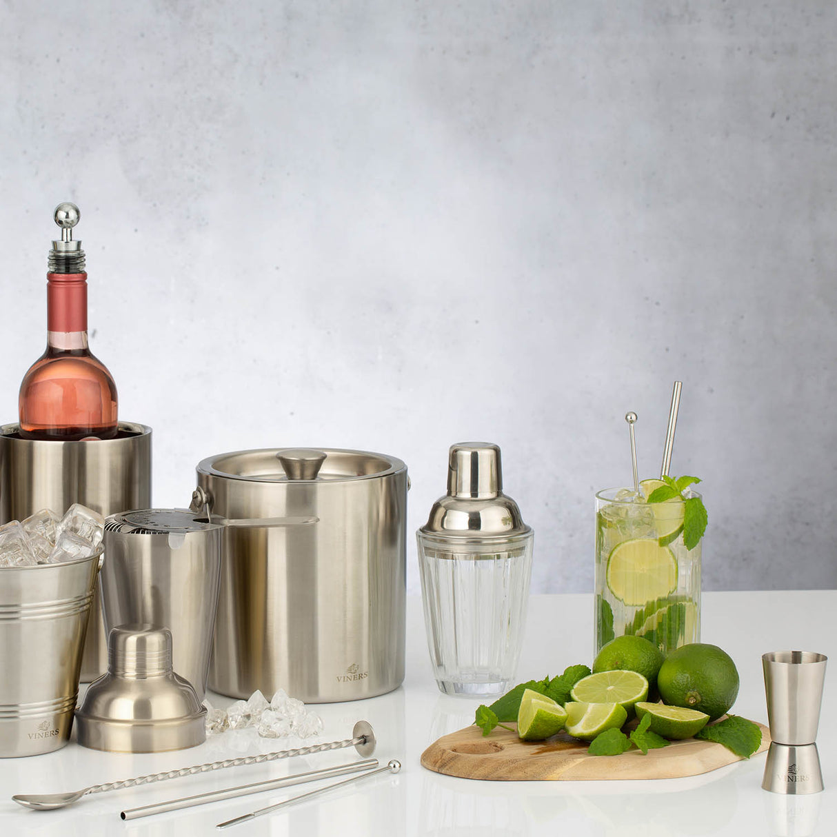 Silbernes Edelstahl-Cocktail-Rührstäbchen von VINERS, elegantes Barwerkzeug für das perfekte Mixen von Cocktails.