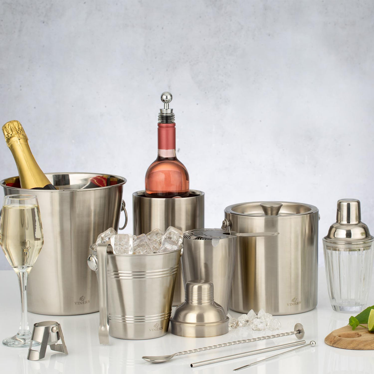 Eiskübel aus Edelstahl von VINERS in Silber, stilvoller Behälter für kühle Getränke, mit eleganter Oberfläche.