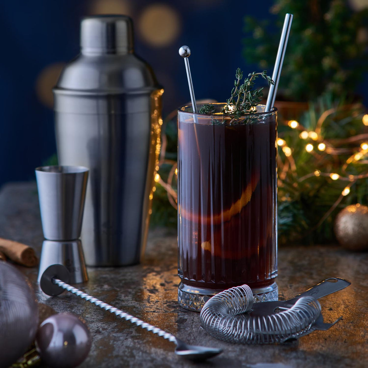 Silberner Edelstahl-Cocktail-Löffel von VINERS mit eleganter langer Griffgestaltung.