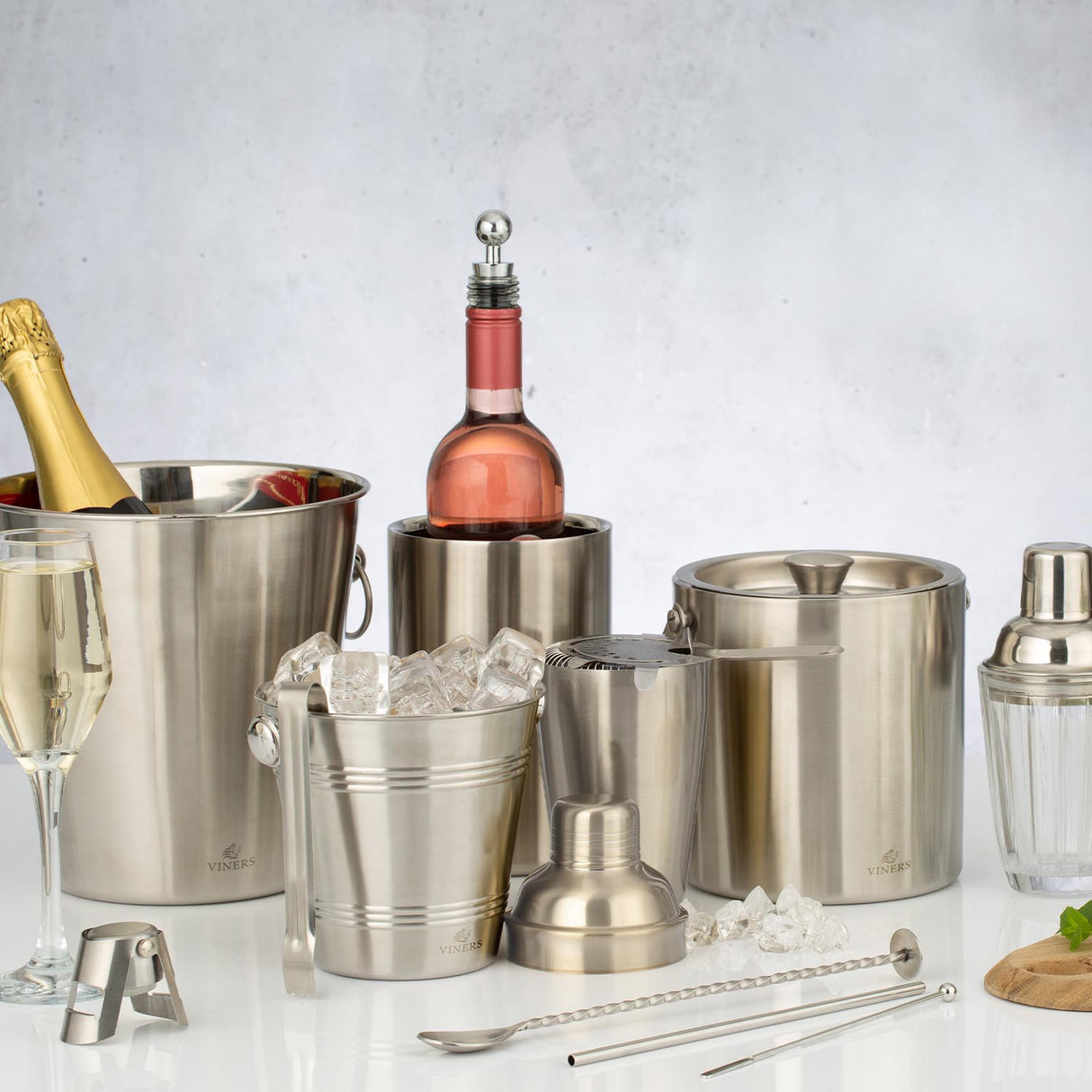Eiskübel von VINERS aus Edelstahl in silber, mit stilvollem Design, eignet sich für Getränke bei Feierlichkeiten.