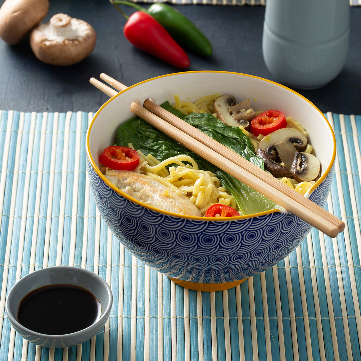 Blaue TYPHOON Nudelschüssel mit Stäbchen im asiatischen Stil, großer Durchmesser, elegante Keramikkonstruktion