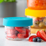 Bunte KILNER Babygläser, klar mit bunten Deckeln, ideal für Babynahrung und Aufbewahrung, auf weißem Hintergrund.