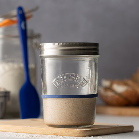 Holzherstellungsset von KILNER für Sauerteig, klare 500 ml Glasflasche mit Deckel, ideal zum Fermentieren.