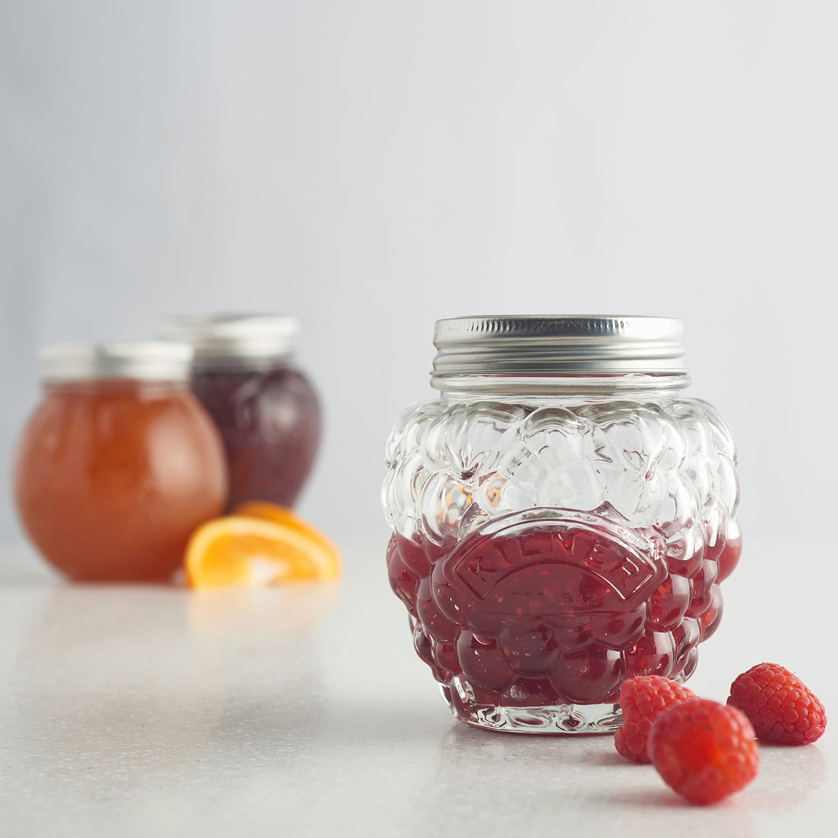 Transparenter KILNER Marmeladenglas mit Schraubverschluss, ideal für Marmelade und Konserven, auf weißem Hintergrund.