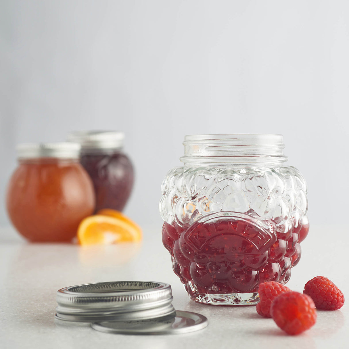 Transparenter KILNER Marmeladenglas mit Schraubverschluss, ideal für Konfitüren und Eingemachtes, auf weißem Hintergrund.