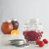 Transparenter KILNER Marmeladenglas mit Schraubverschluss, ideal für Konfitüren und Eingemachtes, auf weißem Hintergrund.