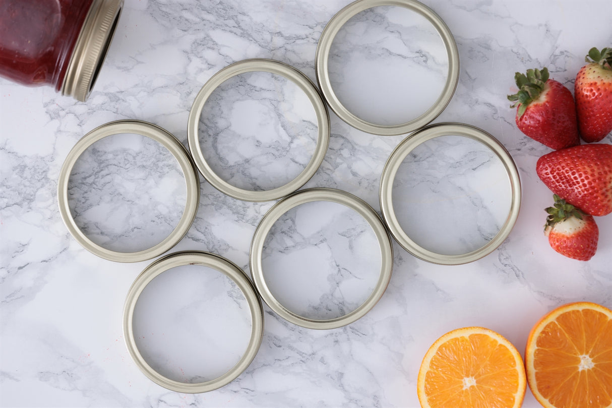 KILNER Ersatzteile für Einkochgläser, verschiedene Zubehörteile für Glaswaren, in Nahaufnahme.