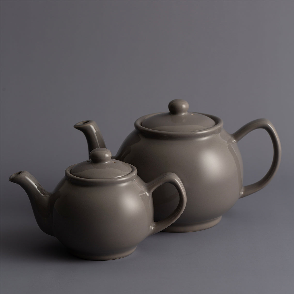 Anthrazitfarbene Teekanne von PRICE & KENSINGTON aus Keramik, mit elegantem Design und praktischem Griff.