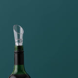 Viners Weinbelüfter in klarem Design, optimiert den Weingenuss durch schnelle Belüftung, sichtbar auf dem Bild.