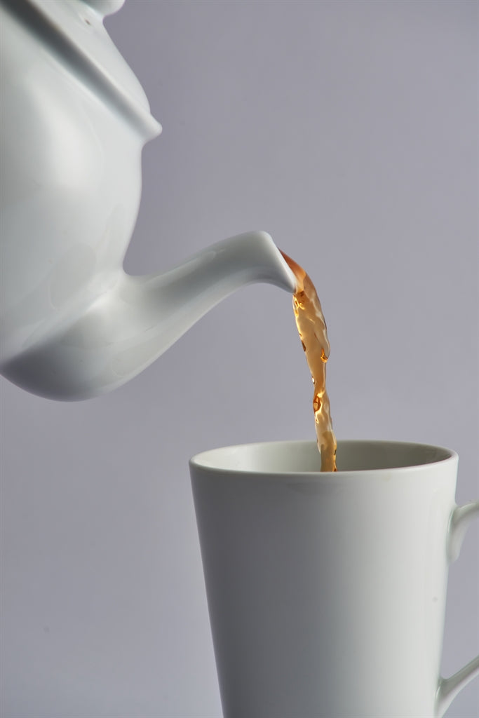 Weiße Teekanne mit Teesieb von PRICE & KENSINGTON, für 6 Tassen, elegante Teekanne aus Keramik mit integriertem Sieb.