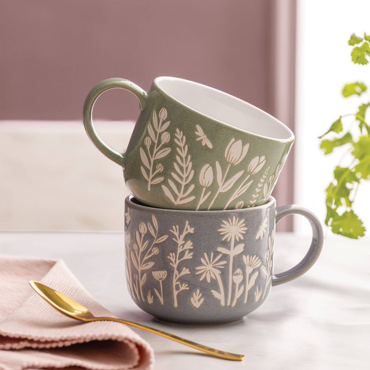 MASON CASH Tasse mit Tulpen- und Salbeimuster, 400 ml, weiße Keramiktasse mit floralem Design.