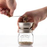 KILNER Gewürzmühle klar, 250 ml, mit schwarzen Pfefferkörnern gefüllt, aus Glas mit schwarzem Mahlwerk.