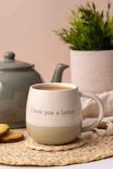 Mintgrüne Kaffee-Tasse von PRICE & KENSINGTON, 350 ml, mit A LATTE Schrift, aus Keramik, auf weißem Hintergrund.