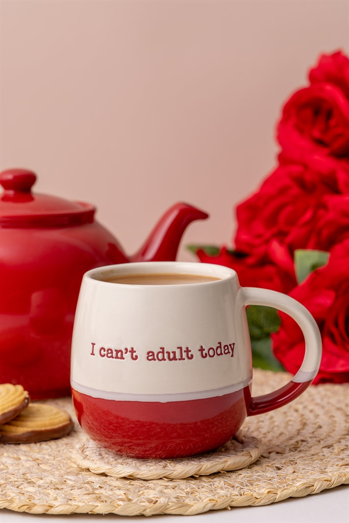 Rote und weiße Tasse von PRICE & KENSINGTON mit Aufschrift "ADULT TODAY" auf weißem Hintergrund, Keramiktasse für Erwachsene.