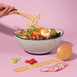 Bunte Nudelsuppenschüssel von TYPHOON im asiatischen Stil, Durchmesser 20 cm, aus Keramik, dekorativ und funktional.