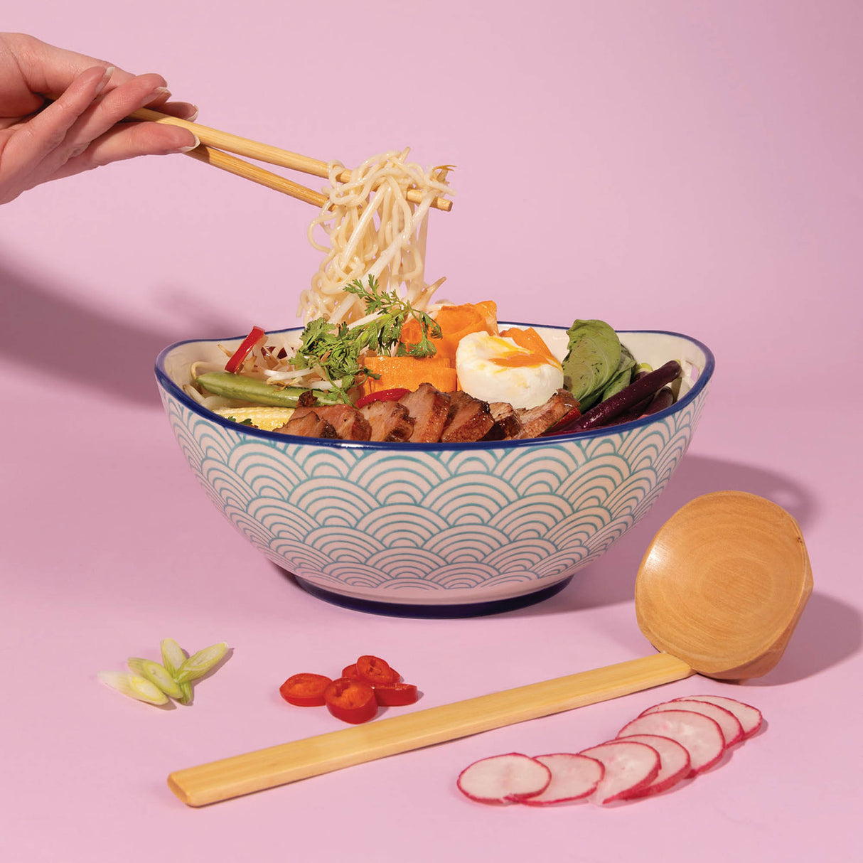 Bunte Nudelsuppenschüssel von TYPHOON im asiatischen Stil, Durchmesser 20 cm, aus Keramik, dekorativ und funktional.