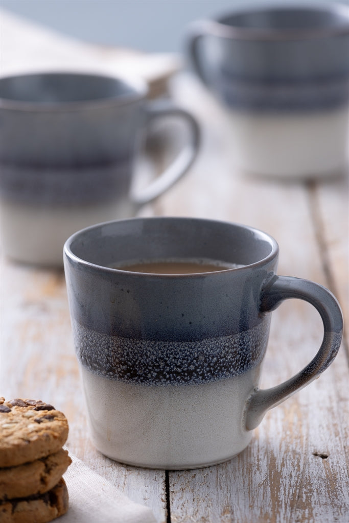 Mason Cash Reactive Fade Tasse, 400ml mit buntem, schimmerndem Design und Henkel, auf weißem Hintergrund.