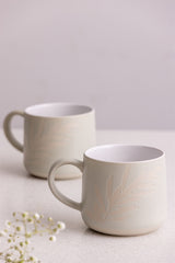 Keramiktasse von Mason Cash mit buntem Glasur-Motiv, stilvolles Design, ideal für Kaffee oder Tee, auf weißem Hintergrund.