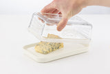 Transparente KILNER Käseglocke aus Glas, 24 cm, ideal zum Schutz von Käse, auf einer Küchenoberfläche präsentiert.