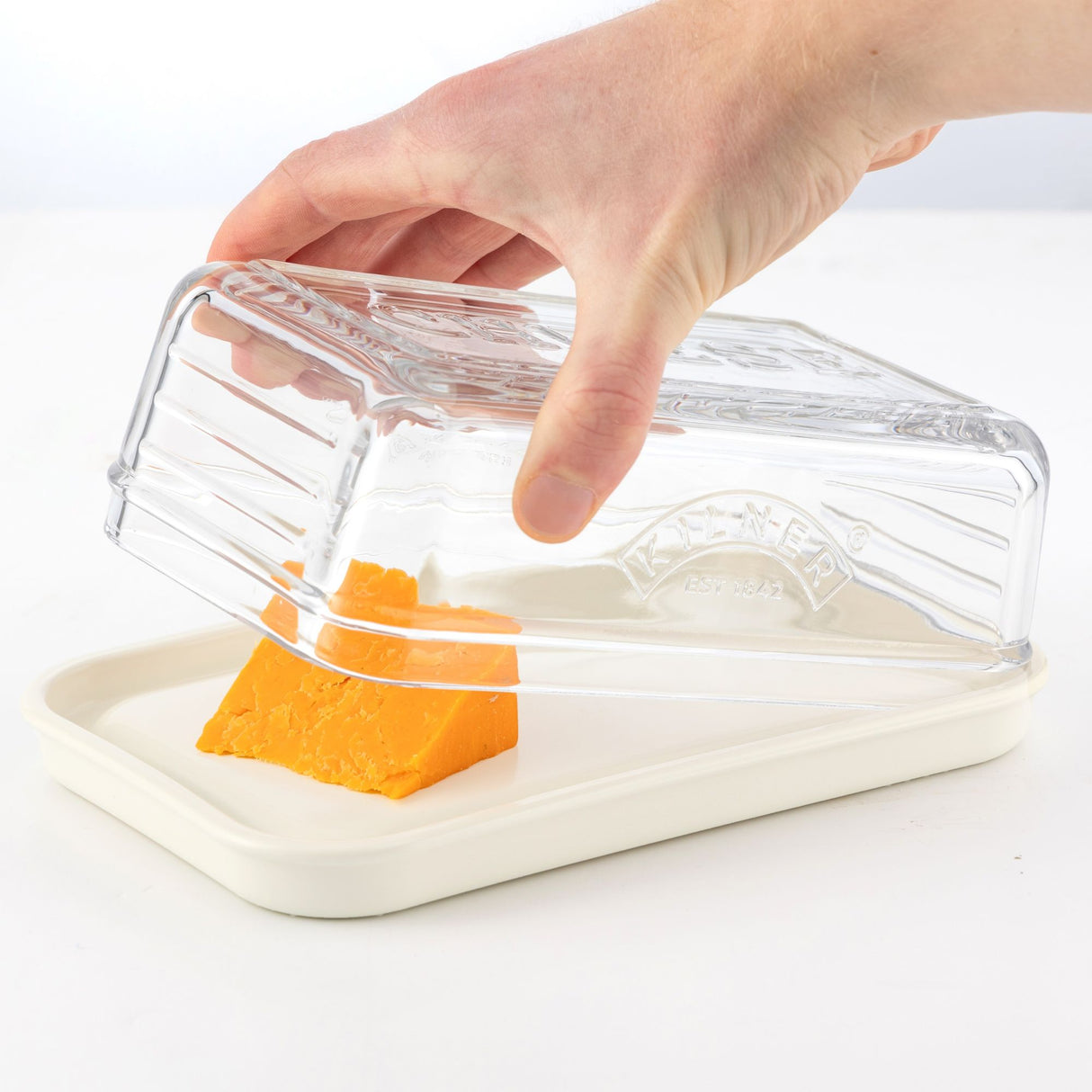 Klare KILNER Käseglocke aus Glas, 24 cm, perfekt zum Aufbewahren und Präsentieren von Käse, mit luftdichtem Deckel.