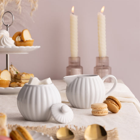 Weiße Milch- und Zuckerset von PRICE & KENSINGTON, LUXE, elegante Keramik-Design, perfekt für Kaffee und Tee.
