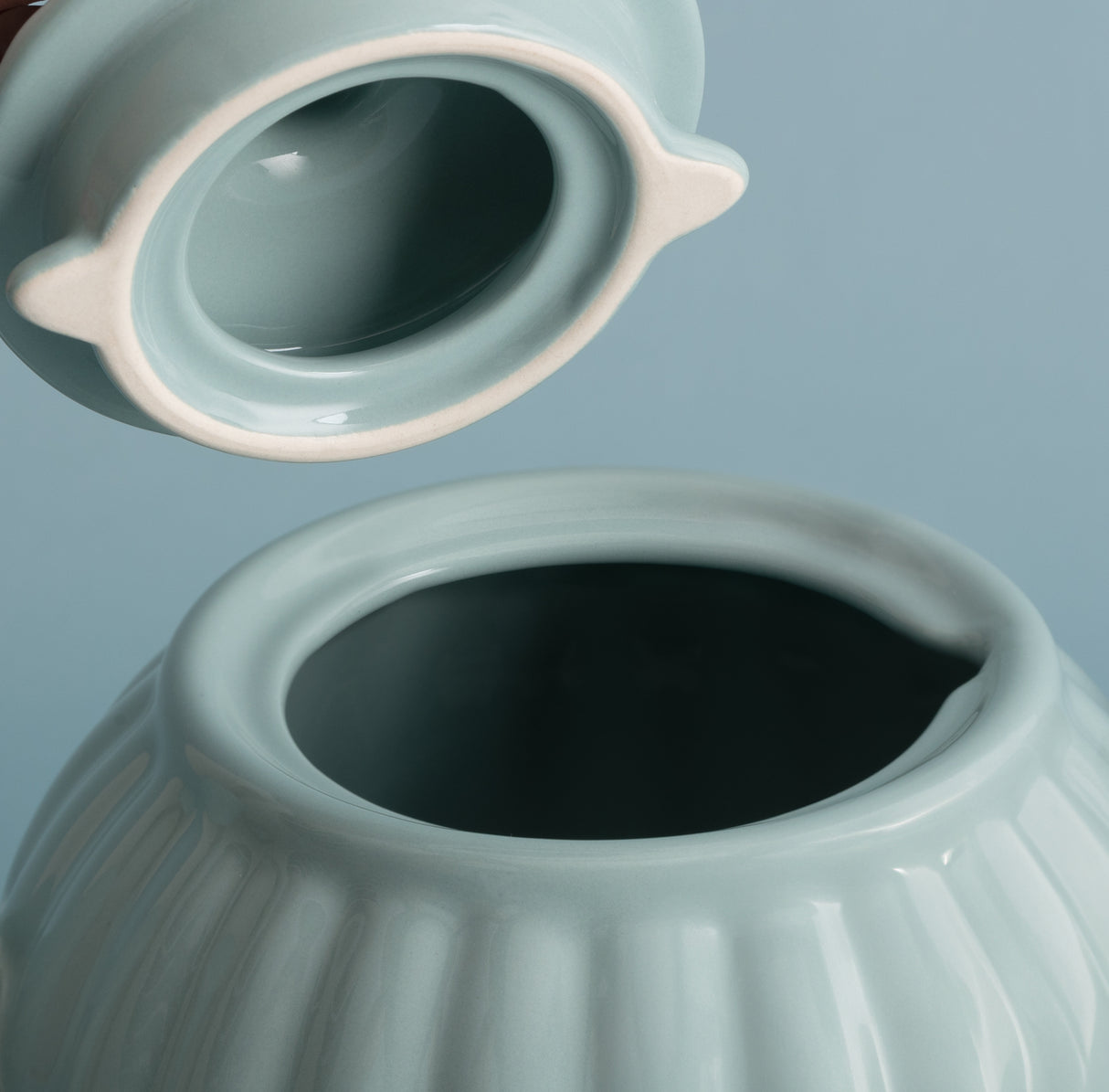 Weiße Teekanne von PRICE & KENSINGTON, LUXE, mit 6 Tassen, elegante Teekanne für Teezeremonien und gemütliches Teetrinken.