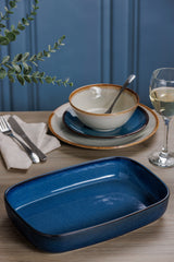 Blaue MASON CASH Auflaufform aus der Rustic Charm Serie, mit rustikalem Design, ideal für Ofengerichte.