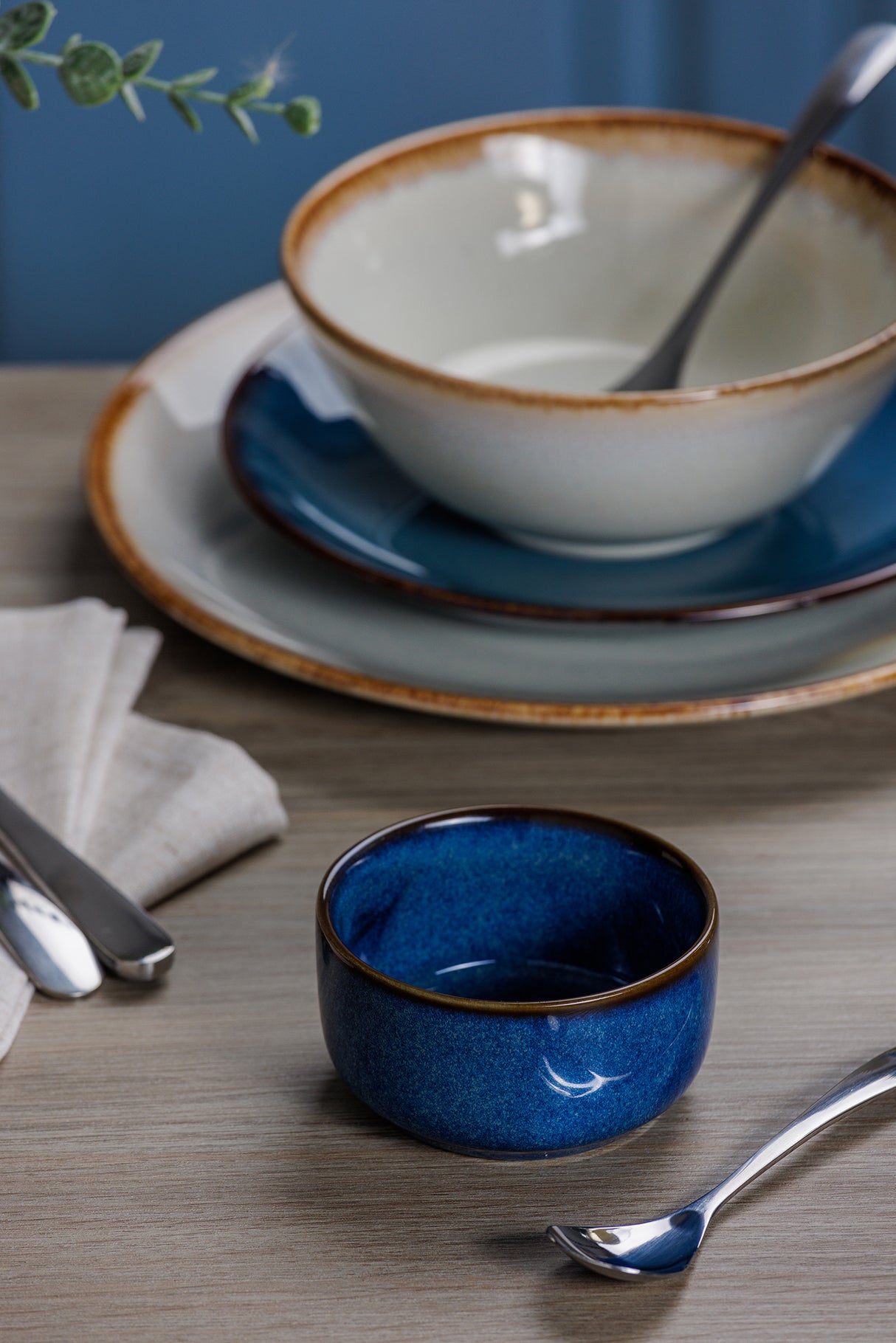Mason Cash Ramekin Rustic Charm, blauer Keramikbehälter, 150 ml, ideal für Desserts oder Saucen, handgefertigt und robust.