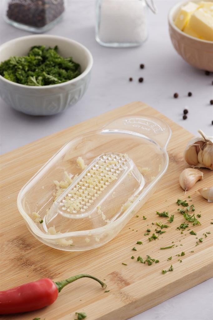 KILNER Küchenreibe mit Glas, 20 cm, Edelstahl, für Gemüse, Käse und Obst, auf weißem Hintergrund sichtbar