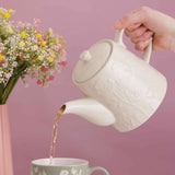 Weiße MASON CASH Teekanne "In the Meadow" mit zwei Tassen, elegantes Geschirrset für Tee-Genuss, detailreiche Blumendekoration.