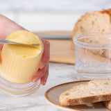 Durchsichtige KILNER Butterdose aus Glas mit 200 ml Fassungsvermögen, ideal für Butteraufbewahrung, auf einem Küchentisch.