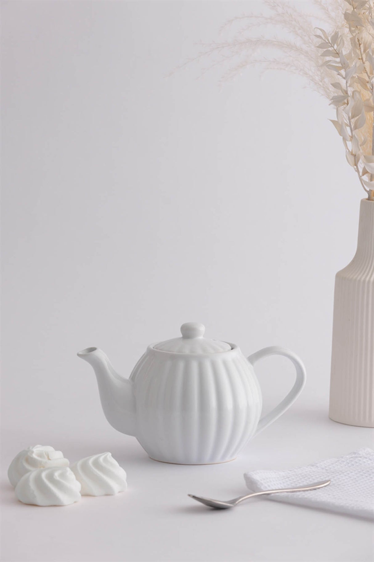 Hellblaue PRICE & KENSINGTON Teekanne mit zwei Tassen, elegantes Porzellan-Set für Teezeremonien.