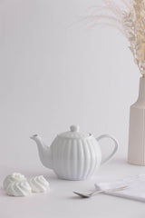 Hellblaue PRICE & KENSINGTON Teekanne mit zwei Tassen, elegantes Porzellan-Set für Teezeremonien.