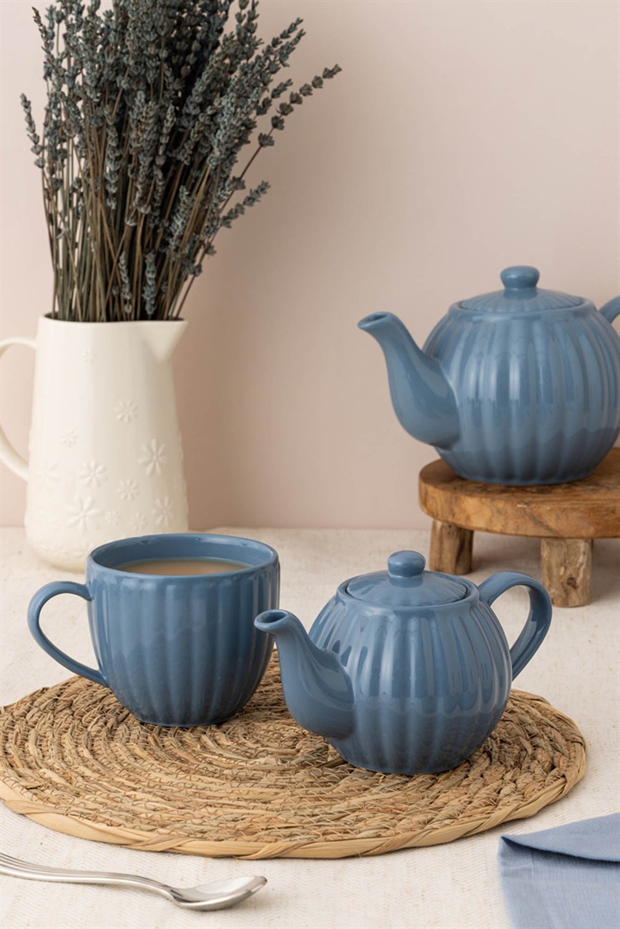 Hellblaue Teekanne von PRICE & KENSINGTON mit zwei Tassen, elegantes Geschirr für Teezeremonien und gemütliches Beisammensein.