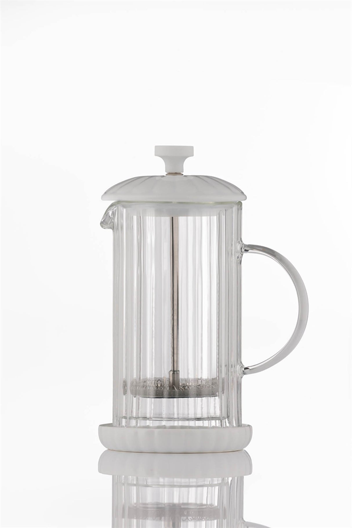Weiße French Press von PRICE & KENSINGTON, elegante Luxe-Serie, aus Glas mit Edelstahlgriff für Kaffee- und Teezubereitung.