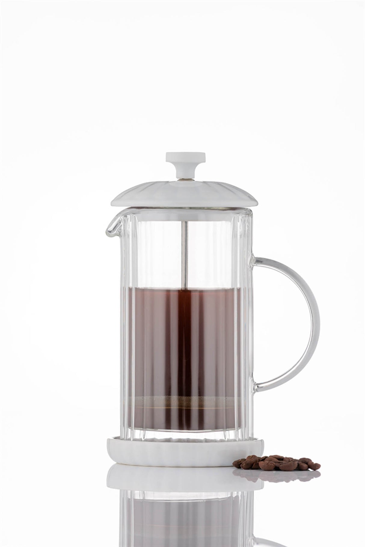 Weiße French Press von PRICE & KENSINGTON, Luxe-Design, aus Glas mit Edelstahlrahmen für Kaffee- oder Teezubereitung.
