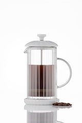 Weiße French Press von PRICE & KENSINGTON, Luxe-Design, aus Glas mit Edelstahlrahmen für Kaffee- oder Teezubereitung.