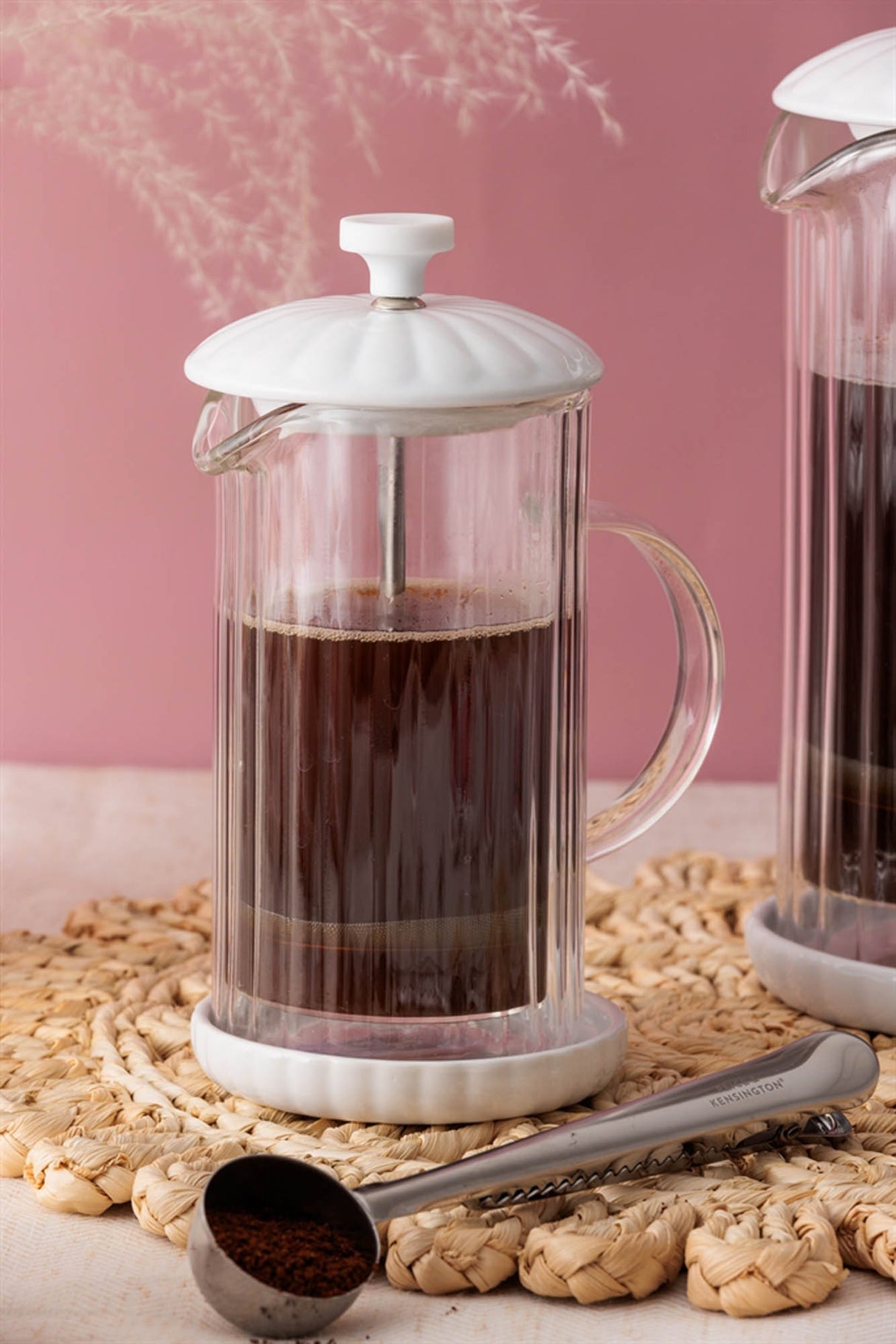 Weiße French Press von PRICE & KENSINGTON Luxe für Kaffee- und Tee-Genuss, mit robustem Glasbehälter und Edelstahl-Filter.