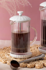 Weiße French Press von PRICE & KENSINGTON Luxe für Kaffee- und Tee-Genuss, mit robustem Glasbehälter und Edelstahl-Filter.
