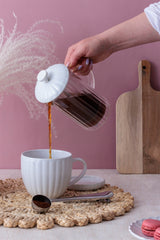 Weiße PRICE & KENSINGTON French Press Luxe aus Glas und Edelstahl, ideal für Kaffee und Tee, elegante Küchenaccessoire.