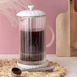 Weiße French Press von PRICE & KENSINGTON, elegante Luxe-Variante mit Edelstahlgriff und robustem Glasbehälter.