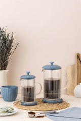 Blaue 1-Liter Frenchpress von PRICE & KENSINGTON mit Glasbehälter und Edelstahlrahmen, perfekt für frisch gebrühten Kaffee.