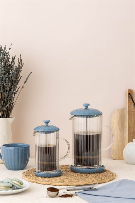 Blaue 1-Liter Frenchpress von PRICE & KENSINGTON mit Glasbehälter und Edelstahlrahmen, perfekt für frisch gebrühten Kaffee.