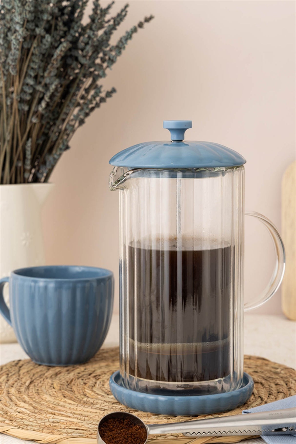 Preis & Kensington Frenchpress in Taubenblau, 1 Liter, mit robustem Glasbehälter und Edelstahlgriff für frischen Kaffee.